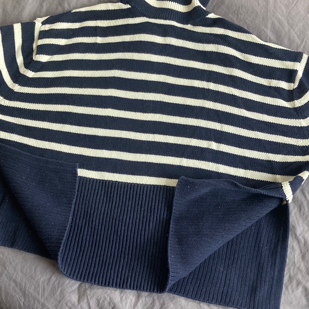 GAP Navy and Cream Split Hem Turtleneck Sweater - Picture 2 of 5